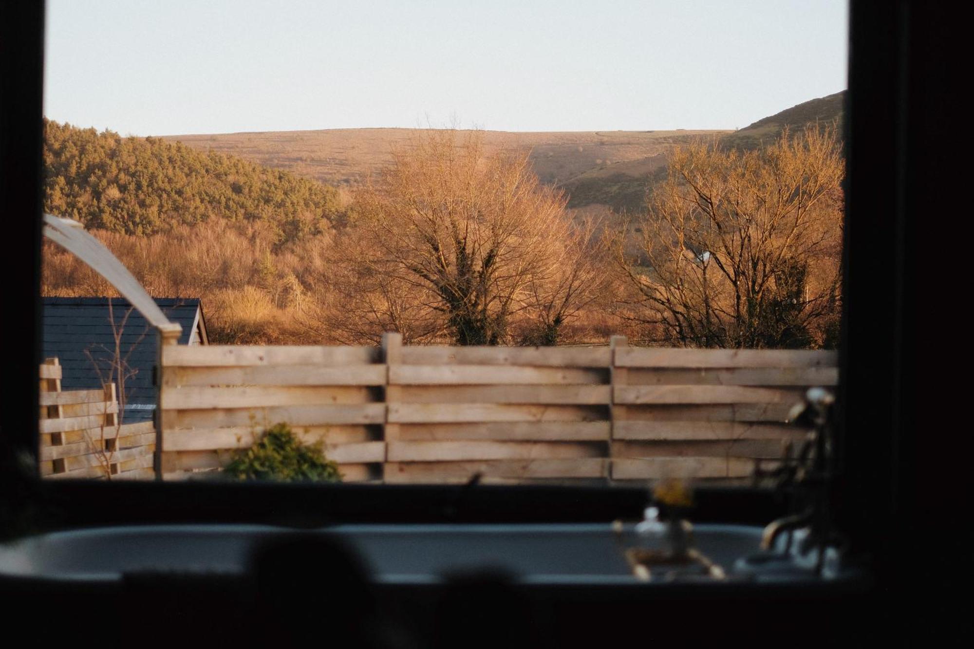 Two Unique Cabins Wrapped In Beautiful Welsh Scenery Presteigne ภายนอก รูปภาพ